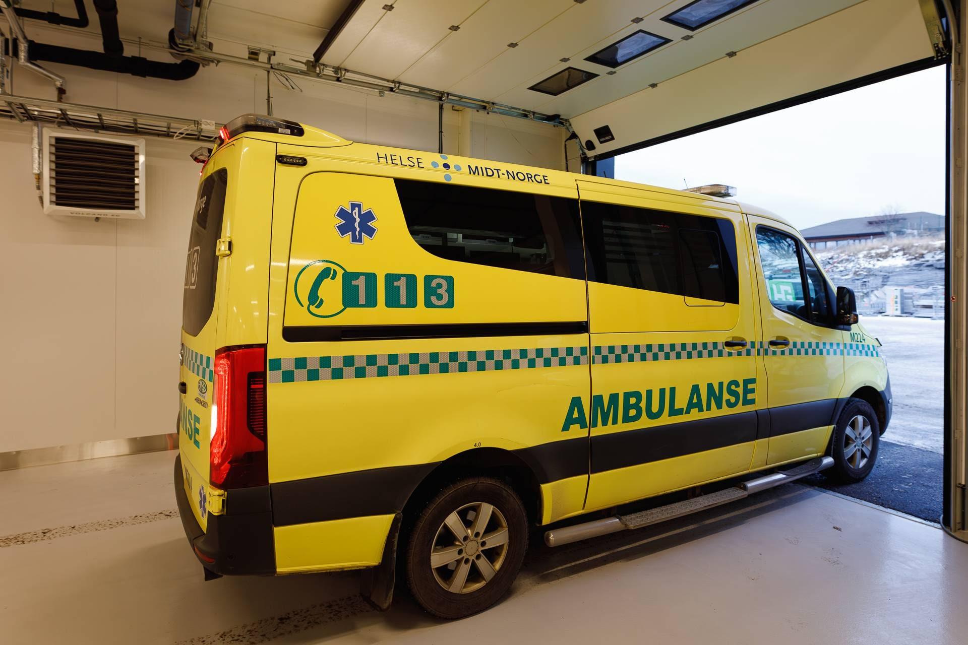 Ambulanse i garasjen i Blålysbygget