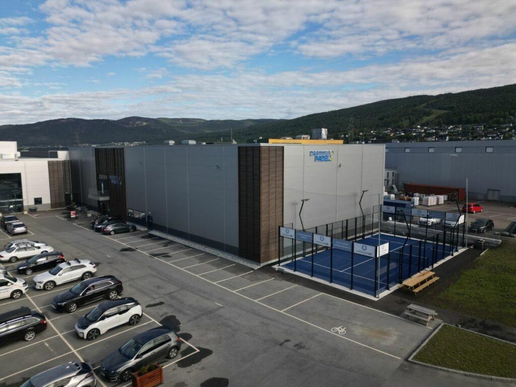 Drammen Padel sett fra lufta, med den utendørs banen ved siden av bygget