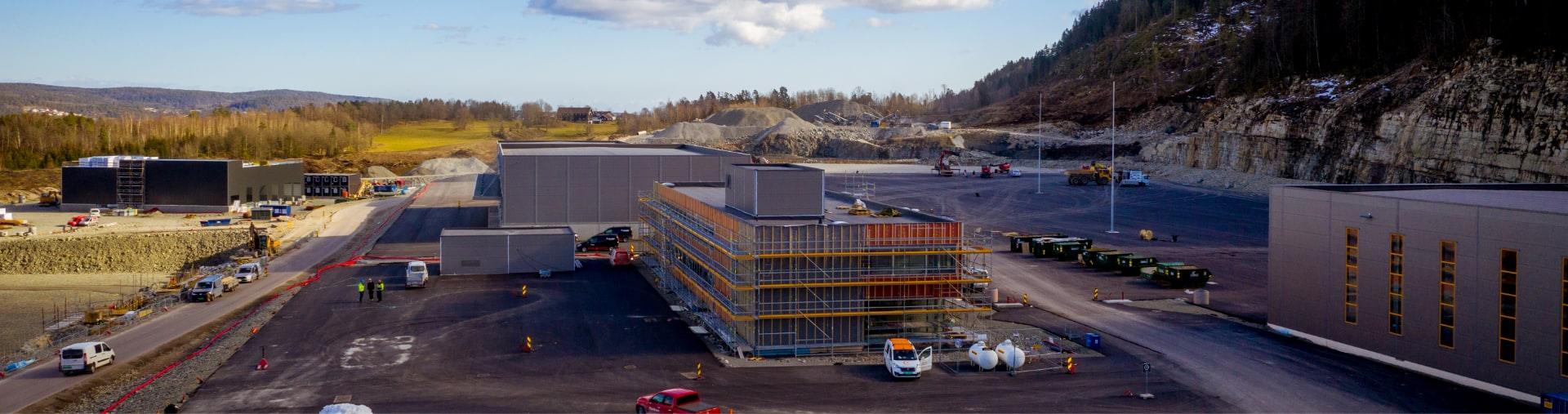 PERI-prosjektet under bygging, sett fra avstand i et åpent landskap